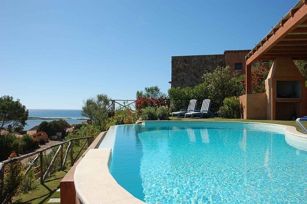 Volet piscine : sécurité, économie et élégance pour votre bassin